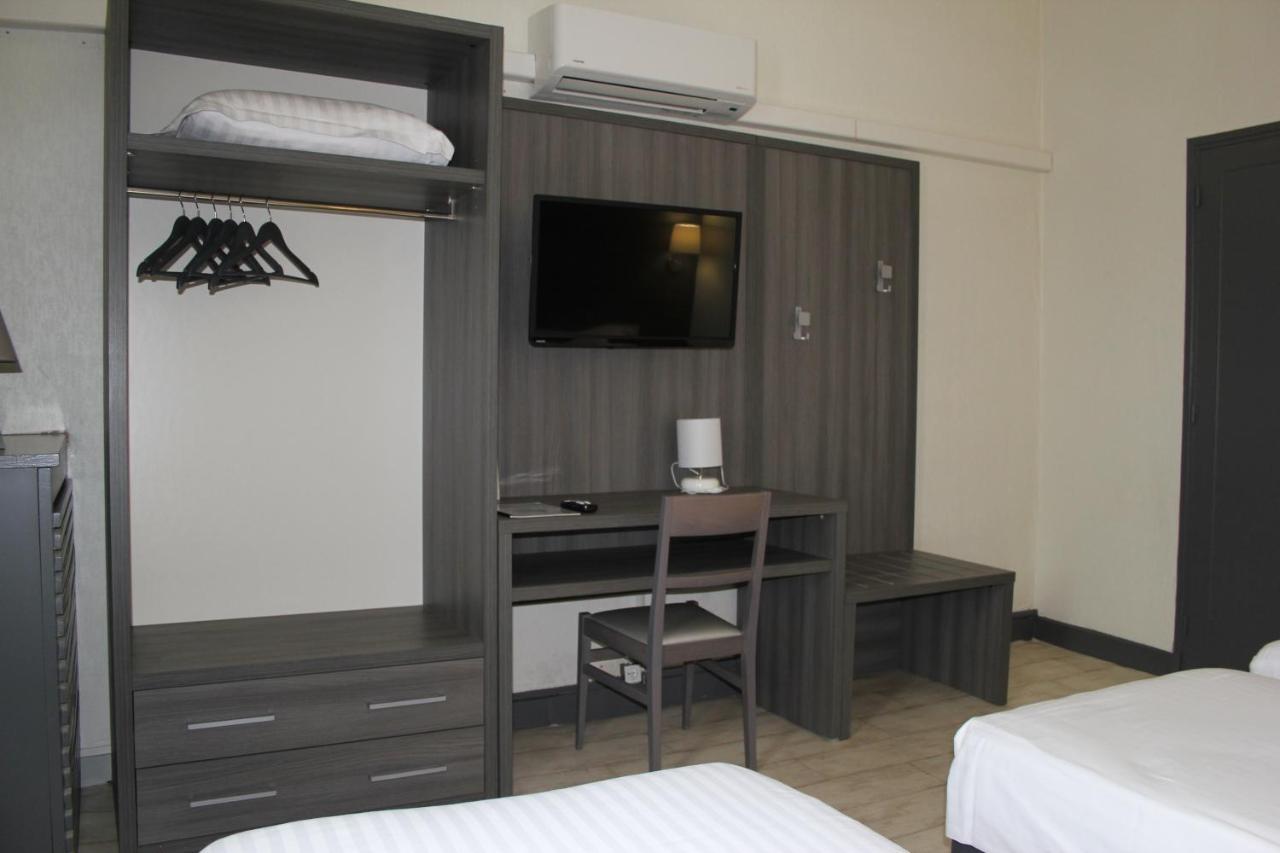 Hotel Univers Карпентра Екстериор снимка