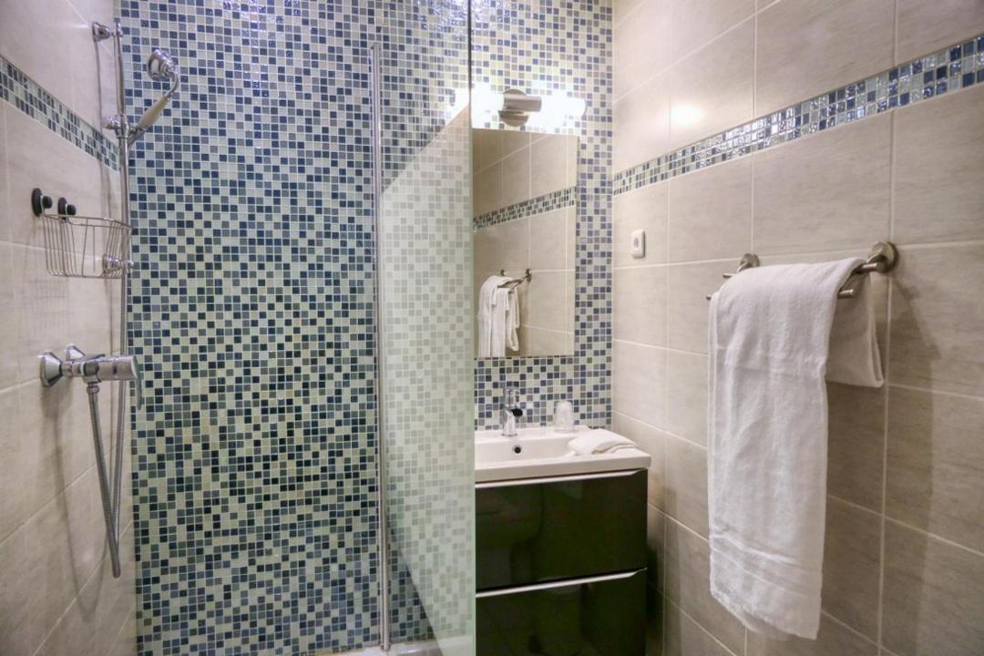 Hotel Univers Карпентра Екстериор снимка