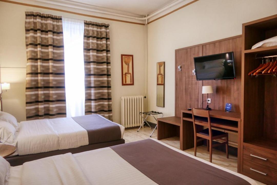 Hotel Univers Карпентра Екстериор снимка