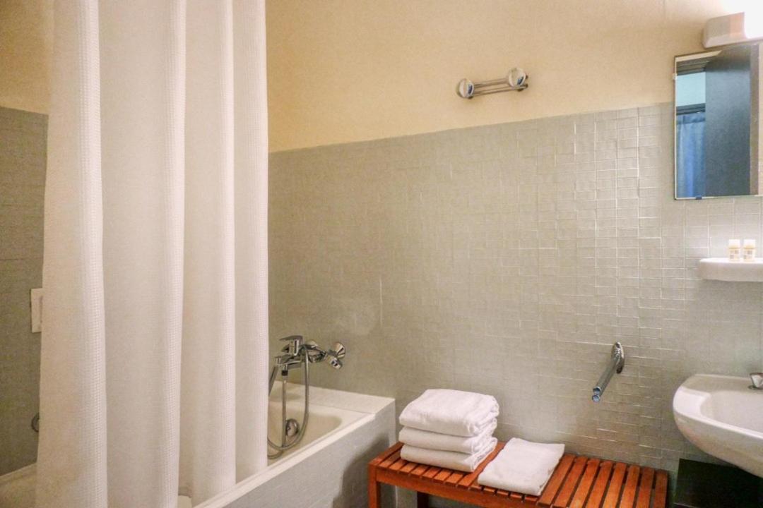 Hotel Univers Карпентра Екстериор снимка