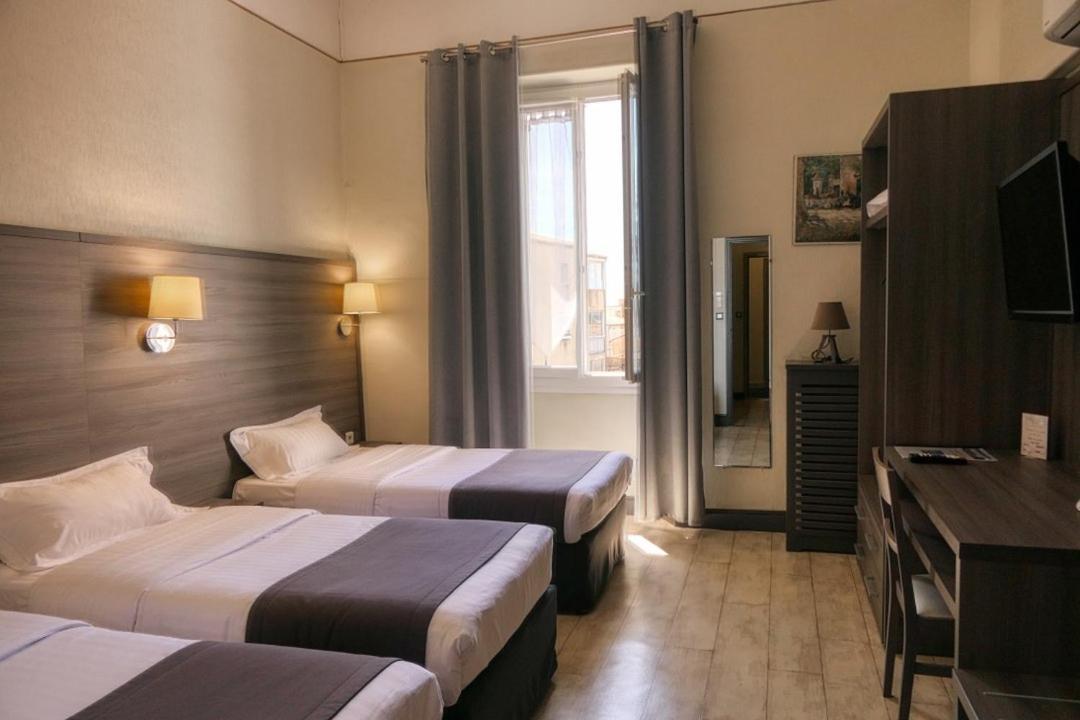 Hotel Univers Карпентра Екстериор снимка