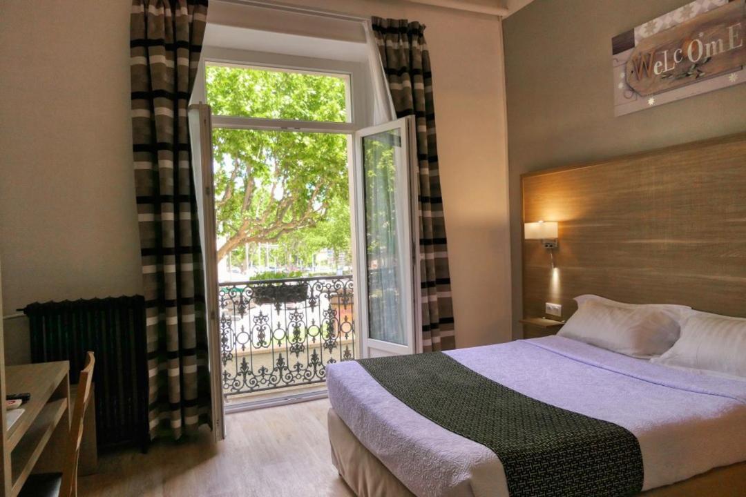 Hotel Univers Карпентра Екстериор снимка