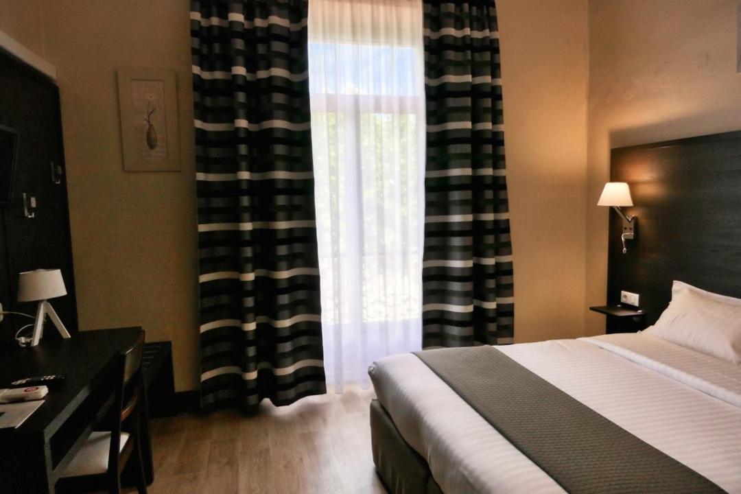 Hotel Univers Карпентра Екстериор снимка