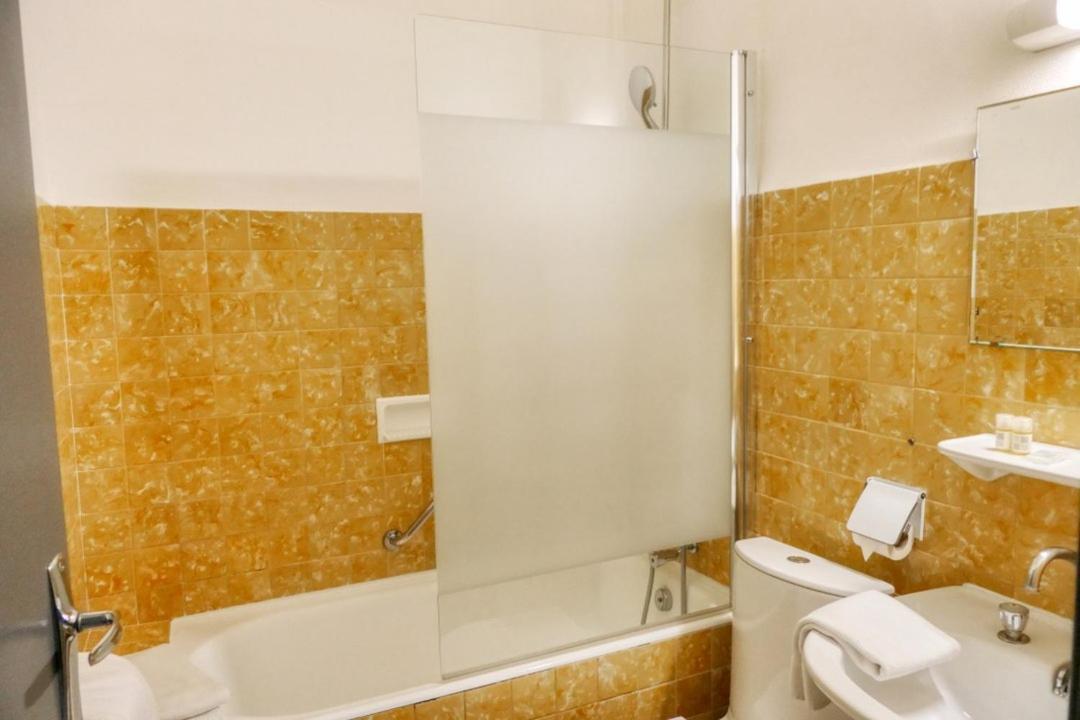 Hotel Univers Карпентра Екстериор снимка