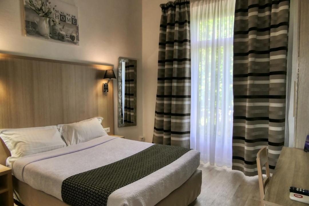 Hotel Univers Карпентра Екстериор снимка
