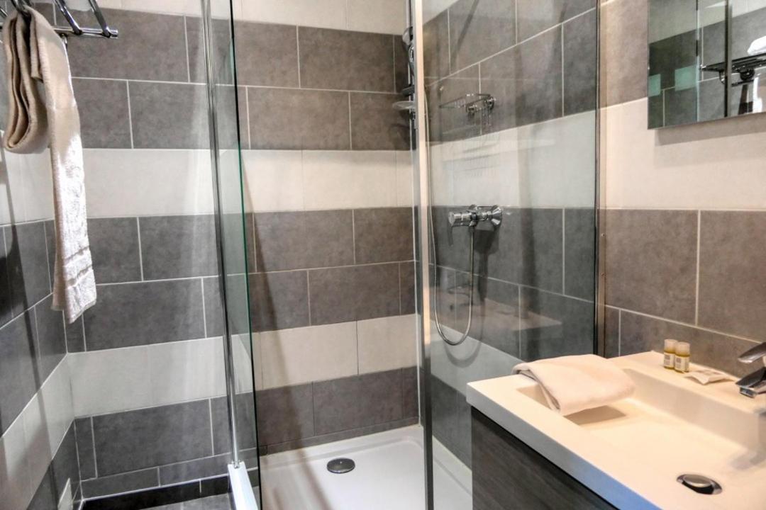 Hotel Univers Карпентра Екстериор снимка