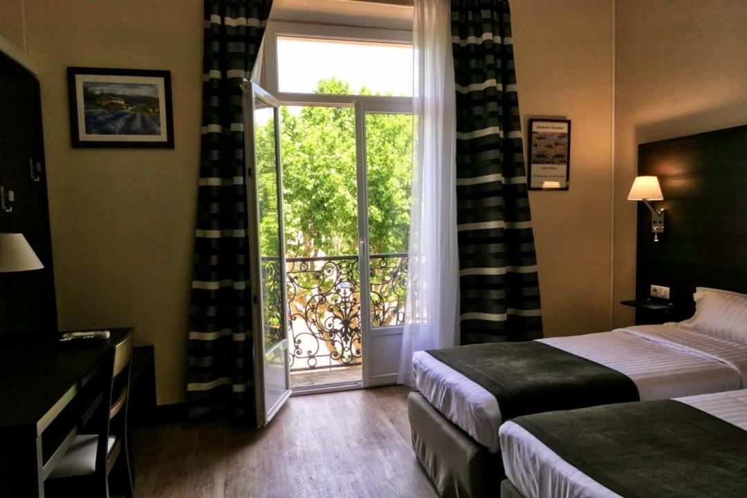 Hotel Univers Карпентра Екстериор снимка