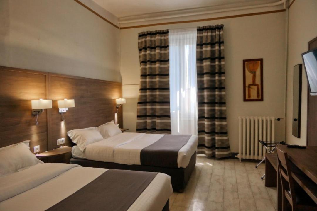 Hotel Univers Карпентра Екстериор снимка
