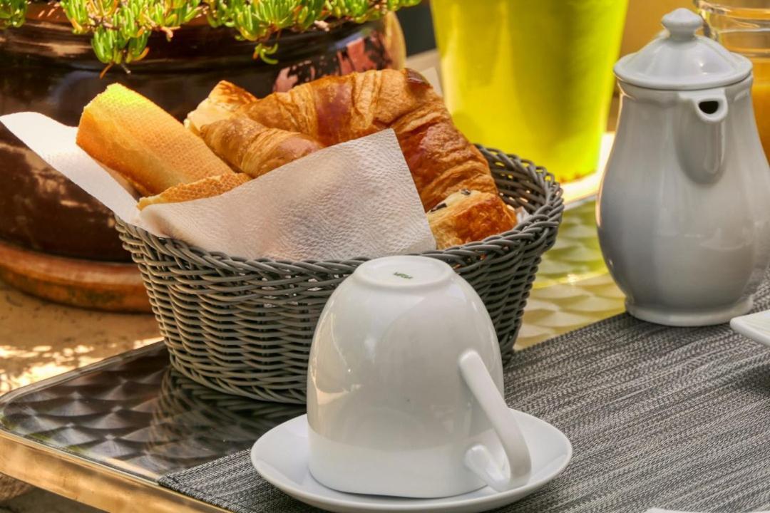 Hotel Univers Карпентра Екстериор снимка