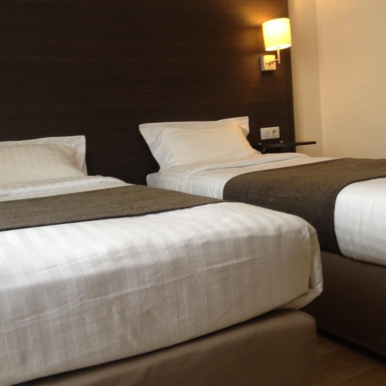 Hotel Univers Карпентра Стая снимка