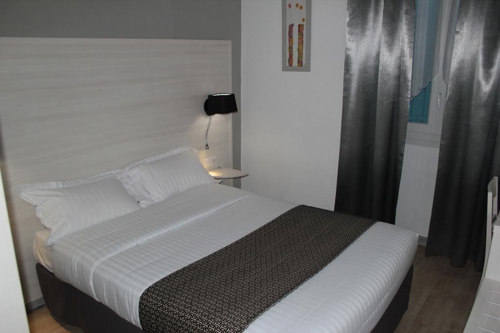 Hotel Univers Карпентра Екстериор снимка