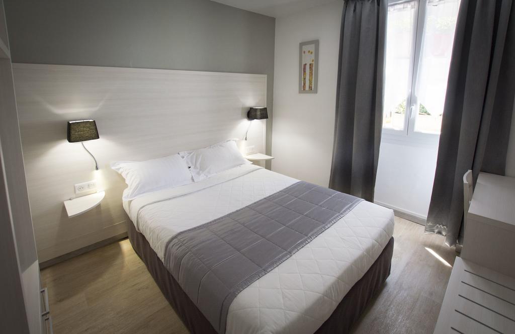 Hotel Univers Карпентра Екстериор снимка