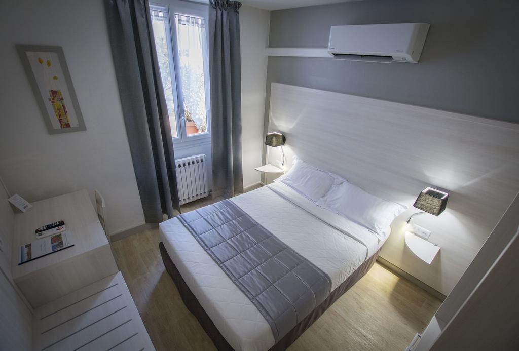 Hotel Univers Карпентра Екстериор снимка