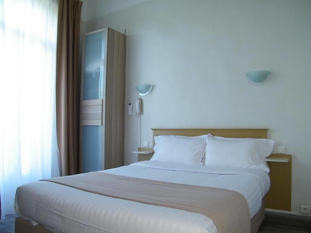 Hotel Univers Карпентра Екстериор снимка